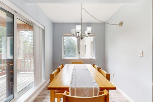 Mountain Village 5A Unit 121 in Dover, USA