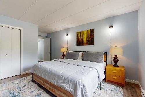 Mountain Village 5A Unit 121 in Dover, USA