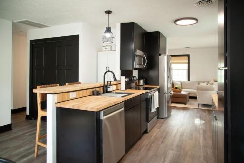 Modern Cottage with hot tub near lake, wineries, Geneva and SPIRE in Madison, USA