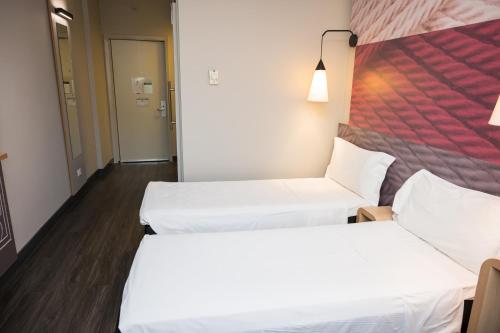 Twin Room image 2