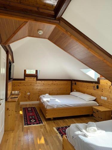 1 queen bed, 2 twin beds