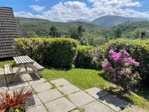 Kert, 1 Bedroom Cabin with Mountain & Loch Views - Quiet Location between Glencoe & Ben Nevis in Onich