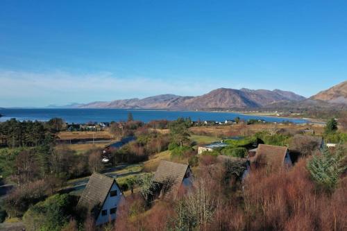Kert, 1 Bedroom Cabin with Mountain & Loch Views - Quiet Location between Glencoe & Ben Nevis in Onich
