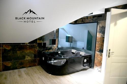 Sala de estar / sala de TV, BlackMountain Hotel in Bajram Curri