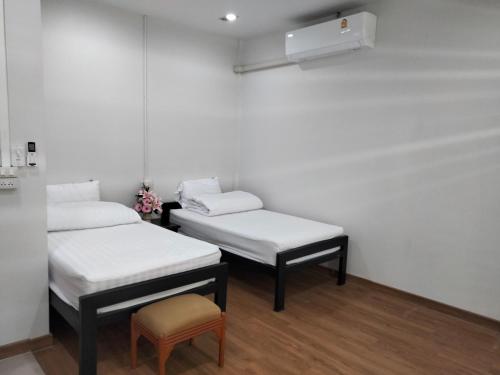 2 twin beds