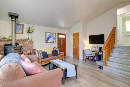 NEW! Cozy & Secluded House w/Deck - Near Yosemite! detail
