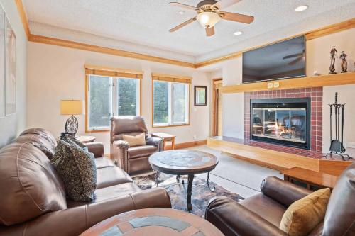 Two-Bedroom Apartment with Mountain View