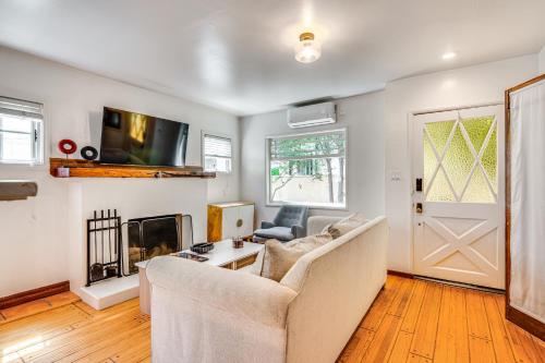 Quiet Cottage Less Than 1 Mi to Venice Beach and Boardwalk! in Los Angeles, USA