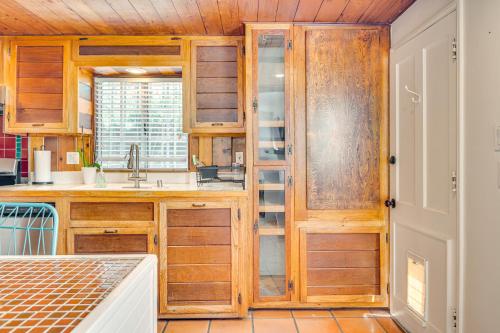 Quiet Cottage Less Than 1 Mi to Venice Beach and Boardwalk! in Los Angeles, USA