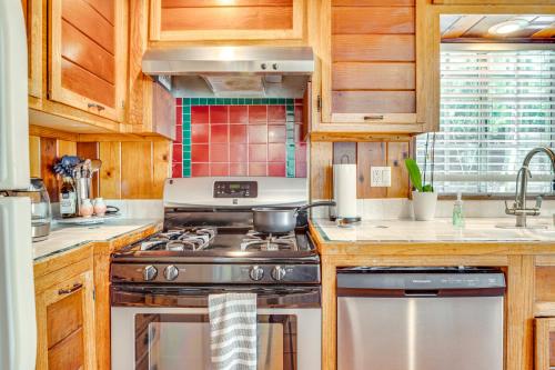 Quiet Cottage Less Than 1 Mi to Venice Beach and Boardwalk! in Los Angeles, USA