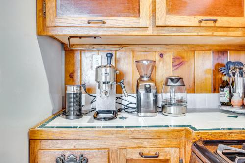 Quiet Cottage Less Than 1 Mi to Venice Beach and Boardwalk! in Los Angeles, USA
