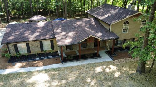 Exterior view, Wolf Creek Lodge in Sandtown-Southeastern Atlanta