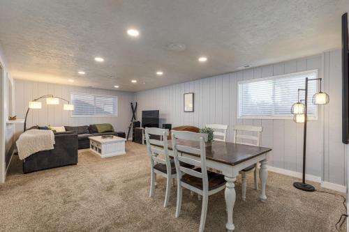 Private Apartment Near Canyons | King Bed + Full Kitchen + BBQ - image 13