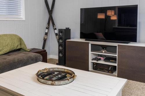 Private Apartment Near Canyons | King Bed + Full Kitchen + BBQ - image 10