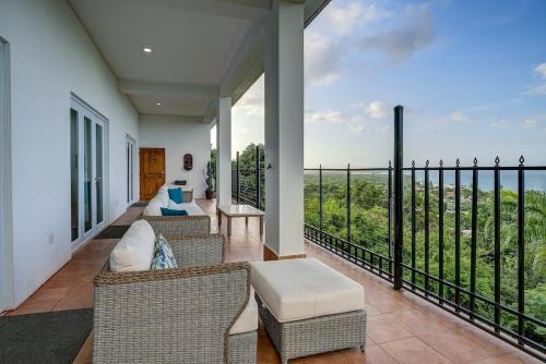 Villa del Enseuno- Pristine View and Infinity Pool