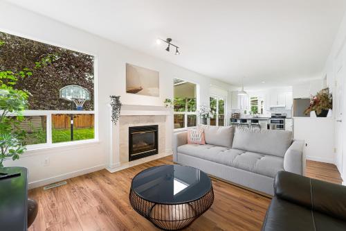 Spacious 4br Home in Fleetwood, with Free Parking in Guildford, Canada