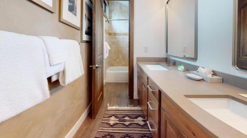 Bridgepoint Condominiums on Creek Walk to Town - image 11