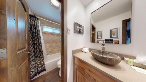 Bridgepoint Condominiums on Creek Walk to Town - image 13