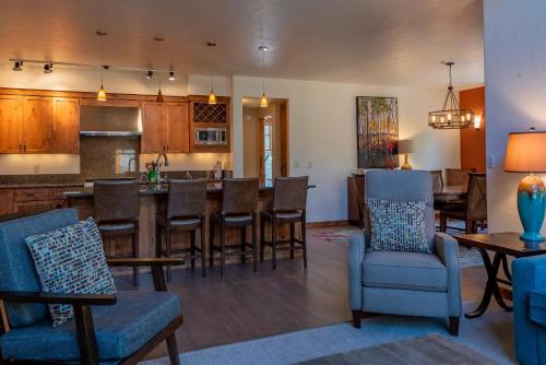 Upscale 1 Bedroom Timbers Walk to town - image 2