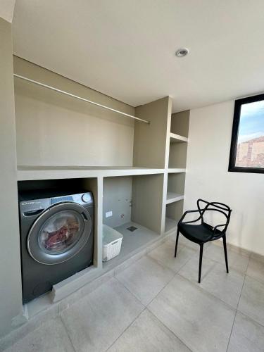 Deluxe One-Bedroom Apartment with City View image 8
