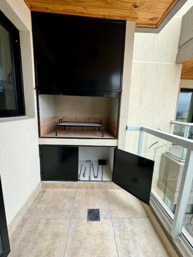 Deluxe One-Bedroom Apartment with City View image 1