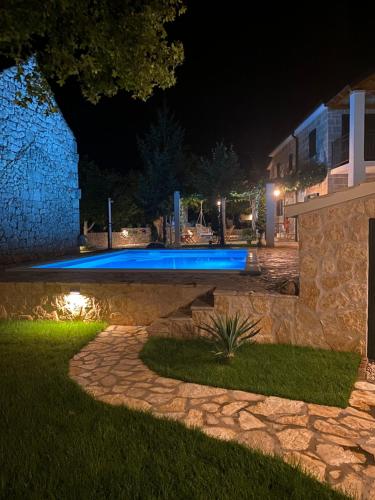 Dārzs, Holiday home Bilini Dvori - house with swimming pool in Podbablje