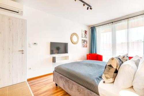 Central - NEW - with Sunny Balcony - image 11