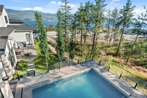 Hillside Villa Pool Hot Tub King Bed Okanagan View in West Kelowna, Canada