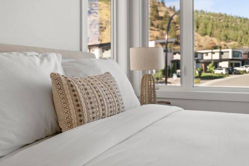 Hillside Villa Pool Hot Tub King Bed Okanagan View in West Kelowna, Canada