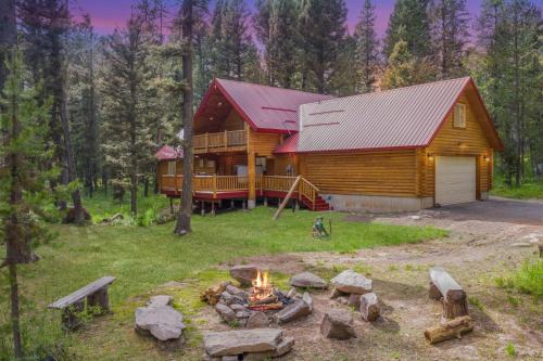 Lodgepole Lookout by KABINO Hot Tub Garage Foosball Fire Pit Theater Room U-Shaped Driveway in Island Park, USA