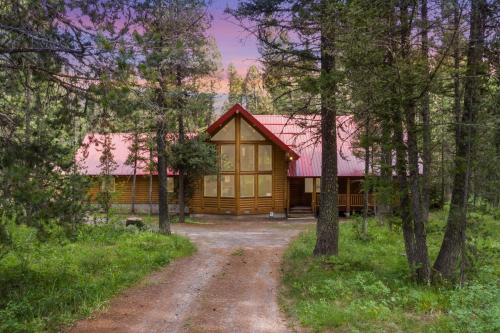 Lodgepole Lookout by KABINO Hot Tub Garage Foosball Fire Pit Theater Room U-Shaped Driveway in Island Park, USA