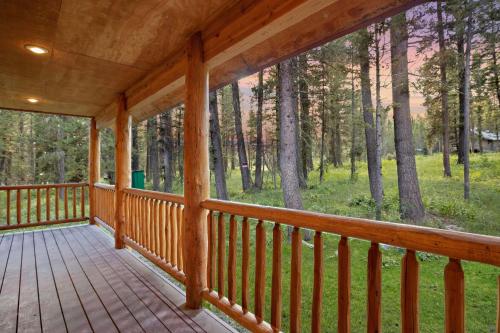 Lodgepole Lookout by KABINO Hot Tub Garage Foosball Fire Pit Theater Room U-Shaped Driveway in Island Park, USA