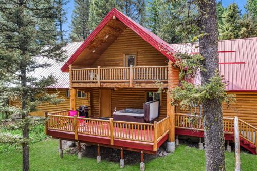 Lodgepole Lookout by KABINO Hot Tub Garage Foosball Fire Pit Theater Room U-Shaped Driveway in Island Park, USA