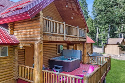 Lodgepole Lookout by KABINO Hot Tub Garage Foosball Fire Pit Theater Room U-Shaped Driveway in Island Park, USA