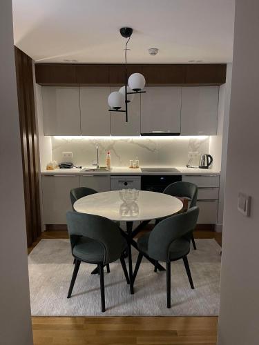 Emerald Gems in Limak's Central Diamond Residences in Skopje with Free Private Parking & Fast Wi-Fi, Skopje (fotografie 6)