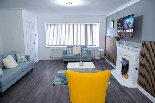 3 Bedroom House Manchester with en-suite Free Wifi and Parking, Manchester