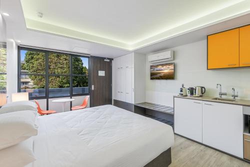 Pristine St Kilda Studio in Great Location - Tap to explore photos
