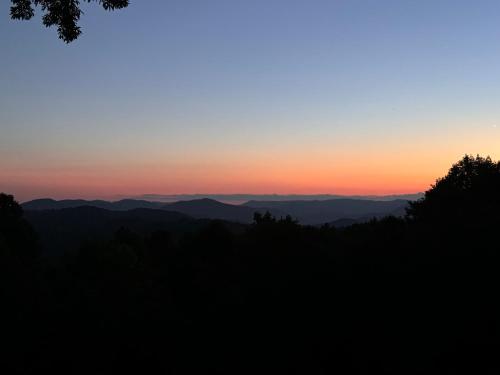 Quiet, Mountain View Escape with 40+ private acres - 3 mi from downtown Saluda in Saluda, USA