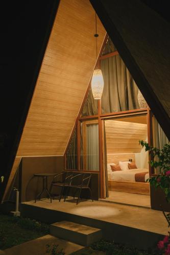 Maya Ocean Resort, Selong Belanak