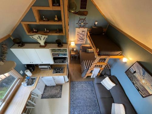 Lost Anchor Cabins - Ocean-view cabins on the bluff