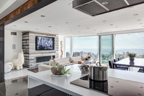 Epic Views Modern Hills Oasis bk in Los Angeles, USA