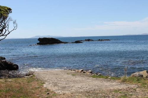 TWO IN THE BUSH - Stunning views, bush hideaway!