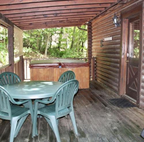 Rustic Black Bear Cabin in Pigeon Forge, USA