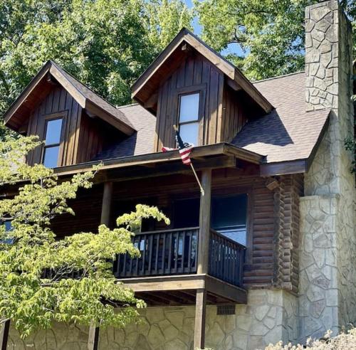 Rustic Black Bear Cabin in Pigeon Forge, USA