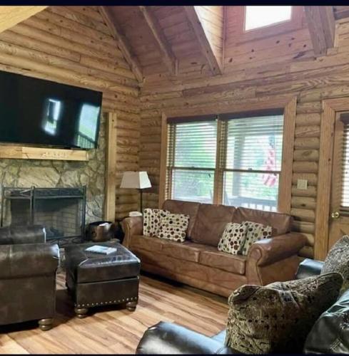 Rustic Black Bear Cabin in Pigeon Forge, USA