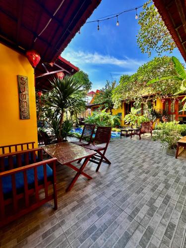Family Room with Garden View image 6