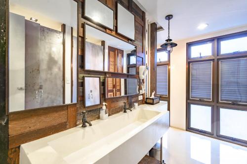 Bathroom, Siam Plug In Hostel in Thonburi