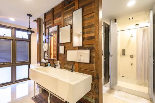 Bad, Siam Plug In Hostel in Thonburi