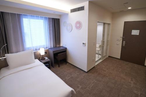 592254655 Holiday Inn & Suites Shin Osaka by IHG