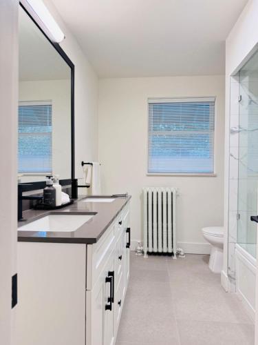Deluxe Queen Bedroom with Bathroom in Vancouver West in Vancouver, Canada